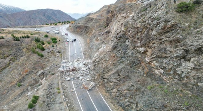 Artvin - Ardahan karayolunda heyelan